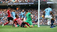 Hanya berjarak enam menit, City kembali bikin gol. Kali ini Sergio Aguero menuntaskan umpan Raheem Sterling untuk menjebol gawang Southampton. Foto: Alex Livesey/Getty Images