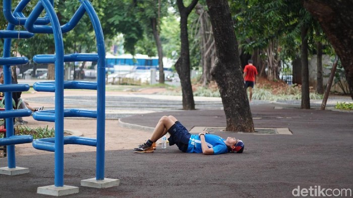 Warga beraktivitas di Lapangan Banteng, Jakarta Pusat (Foto: Annissa Widya Davita/detikHealth)