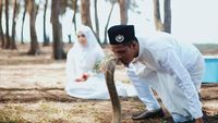 Potret Pasangan Viral yang Buat Foto Pernikahan dengan Ular King Kobra