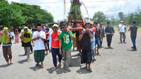 Foto: Tradisi Syukur Nelayan yang Unik di Lombok Barat