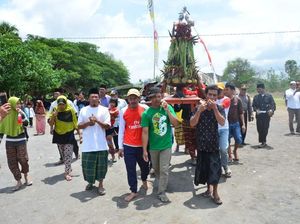 Foto: Tradisi Syukur Nelayan yang Unik di Lombok Barat