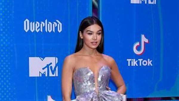 Dua Lipa Hingga Lindsay Lohan, 8 Seleb Seksi dengan Dress Mini di MTV EMA