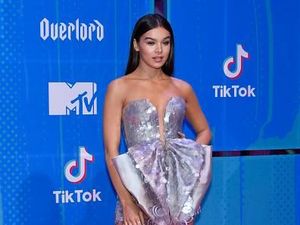 Dua Lipa Hingga Lindsay Lohan, 8 Seleb Seksi dengan Dress Mini di MTV EMA Dua Lipa Hingga Lindsay Lohan, 8 Seleb Seksi dengan Dress Mini di MTV EMA