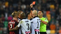 Di menit 90+5, Nuytinck dikartu merah wasit Marco Di Bello atas pelanggarannya kepada Castillejo. Angin segar didapat MIlan yang masih berusaha mencari gol kemenangan. (Foto: Alessandro Sabattini/Getty Images)