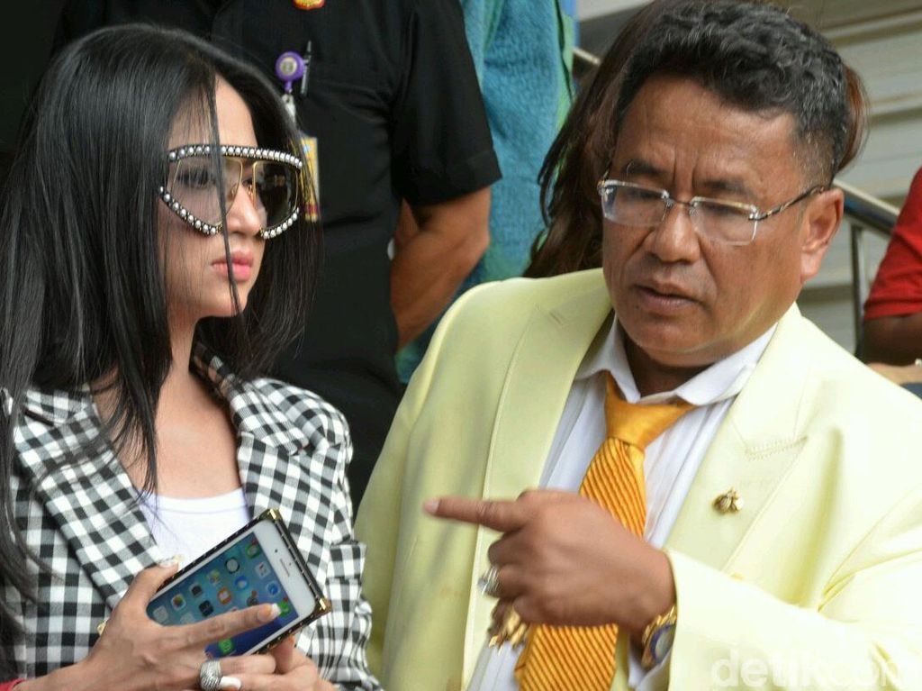 Postingan Farhat Diduga Serang Dirinya, Hotman Paris Balas Tak Kalah Tajam! Postingan Farhat Diduga Serang Dirinya, Hotman Paris Balas Tak Kalah Tajam!