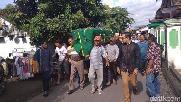 Ratusan Orang di Pemakaman Pretty Asmara
