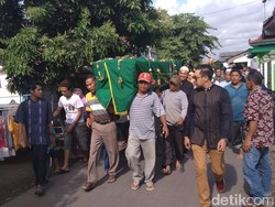 Ratusan Orang Iringi Pemakaman Pretty Asmara