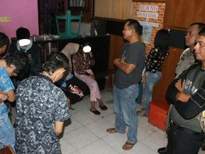 Posting Foto Ciuman di FB, 10 Wanita Diduga Lesbian Ditangkap