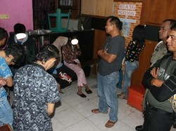 Posting Foto Ciuman di FB, 10 Wanita Diduga Lesbian Ditangkap