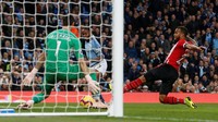 Di babak kedua, Sterling sekali lagi mencatatkan namanya di papan skor dengan mencetak gol kelima City. Foto: Andrew Yates/Reuters