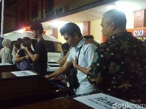 Penyerahan 13 Jenazah Korban Lion Air Diiringi Tangis Keluarga Penyerahan 13 Jenazah Korban Lion Air Diiringi Tangis Keluarga