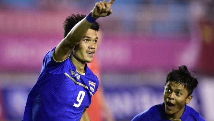 Adisak Kraisorn mencetak enam gol saat Timnas Thailand menang 7-0 atas Timor Leste di laga Grup B PIala AFF 2018. (Foto: Ed Jones/AFP) Adisak Kraisorn mencetak enam gol saat Timnas Thailand menang 7-0 atas Timor Leste di laga Grup B PIala AFF 2018. (Foto: Ed Jones/AFP)