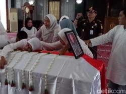 Tangis Istri Saat Jemput Jenazah Jaksa Korban Lion Air