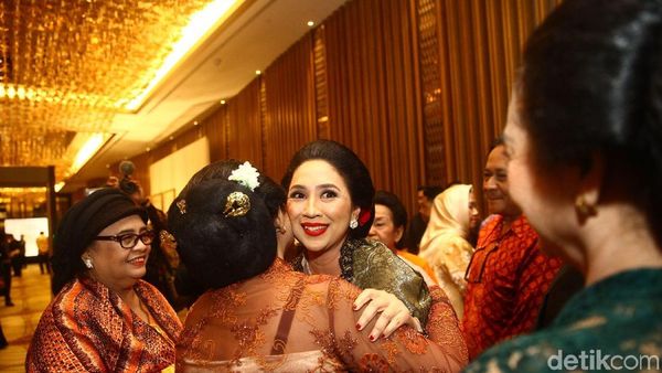 Potret Istri CT, Anita Tanjung Cantik dengan Sanggul di Ultah ke-50