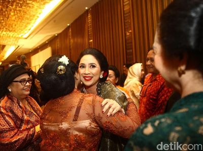 Potret Istri CT, Anita Tanjung Cantik dengan Sanggul di Ultah ke-50