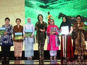 Buku Pesona Indonesia: 13 Tahun CT ARSA, Inspirasi 50 Tahun Anita Ratnasari Buku Pesona Indonesia: 13 Tahun CT ARSA, Inspirasi 50 Tahun Anita Ratnasari