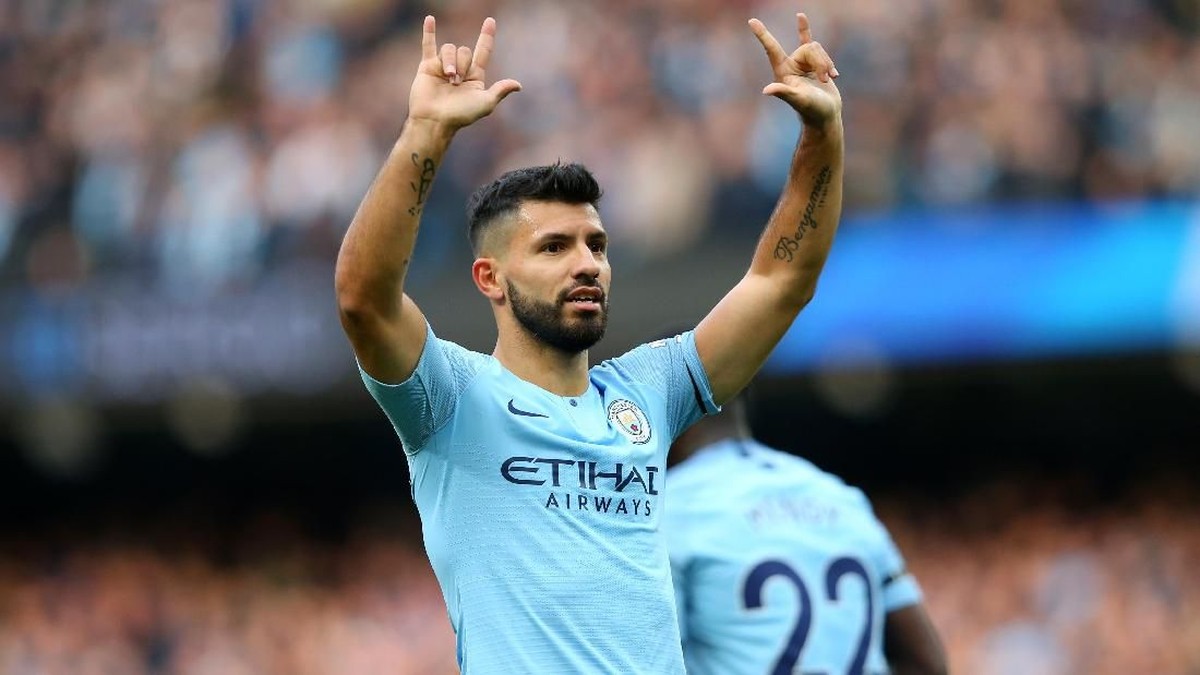 Sergio Aguero ditegur Pep Guardiola usai santap burger. (Alex Livesey/Getty Images)