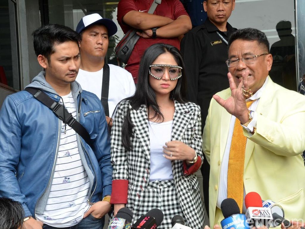 Gaya Mewah Dewi Perssik di Kantor Polisi: Pakai Kacamata Gucci Rp 17 Juta Gaya Mewah Dewi Perssik di Kantor Polisi: Pakai Kacamata Gucci Rp 17 Juta