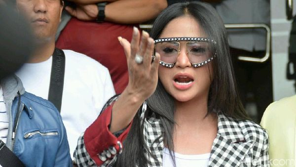 Dewi Perssik, Maria Ozawa, Claudio Martinez hingga Luna Maya