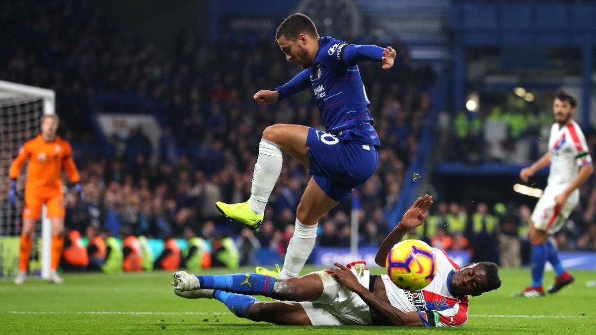 Aksi Eden Hazard di laga Chelsea vs Crystal Palace di Stamford Bridge, London, Minggu (4/11/2018). (Foto: Catherine Ivill/Getty Images)