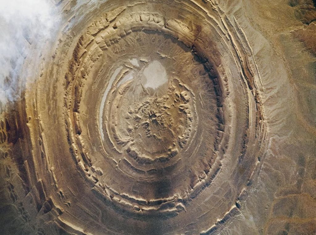 10 Tempat yang Tak Kalah Misterius dari Segitiga Bermuda 10 Tempat yang Tak Kalah Misterius dari Segitiga Bermuda