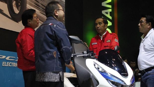 Presiden Jokowi mengunjungi pameran roda dua IMOS 2018 di JCC, Senayan, Jakarta.
