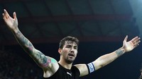 Romagnoli menjadi aktor kemenangan Milan. Kapten berusia 23 tahun itu untuk kedua kalinya memenangkan Rossoneri di injury time. Kemenangan atas Udinese mengatar Milan masuk ke empat besar dengan 21 poin dari 11 laga. (Foto: Alessandro Sabattini/Getty Images)