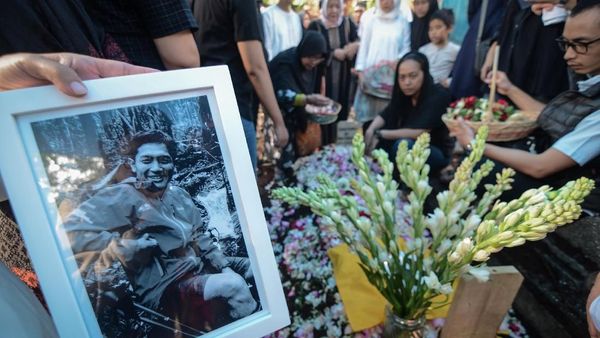 Pemakaman Pendaki Andika Pratama yang Tewas di Cartensz