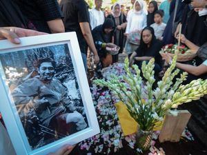 Pemakaman Pendaki Andika Pratama yang Tewas di Cartensz Pemakaman Pendaki Andika Pratama yang Tewas di Cartensz