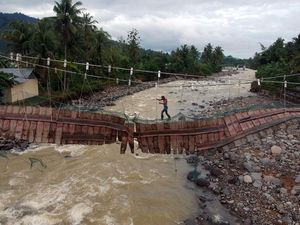 Ngeri! Warga Nekat Melintasi Jembatan Rusak di Padang