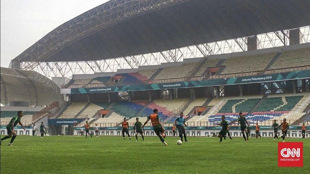 Timnas Indonesia menjalani latihan di Stadion Wibawa Mukti.