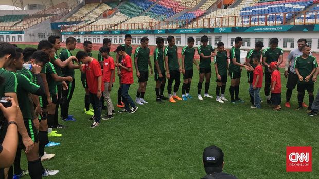 Anak-anak dari Grant a Wish berkesempatan bersalaman dengan pemain Timnas Indonesia.