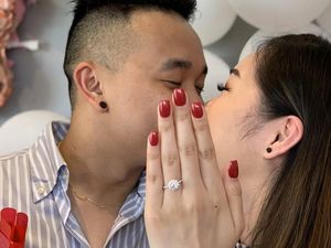 Malu Belum Cat Kuku, Wanita Ini Lakukan Hal Kocak Saat Dilamar Pacar Malu Belum Cat Kuku, Wanita Ini Lakukan Hal Kocak Saat Dilamar Pacar
