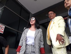 Tampil Wah Bareng Hotman, Dewi Perssik Polisikan Keponakan