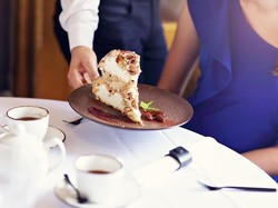 Berlaku Tak Sopan, Pengunjung Ini Dilempar Kue oleh Pelayan Restoran