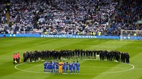 Pemain Leicester City bersama staff klub berkumpul di tengah lapangan jelang kick-off dengan Cardiff. Mereka mengheningkan cipta atas meninggalnya Vichai Srivaddhanaprabha (Michael Steele/Getty Images)