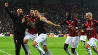 Romagnoli langsung berselebrasi dengan melepas jerseynya. (Foto: Alessandro Sabattini/Getty Images)