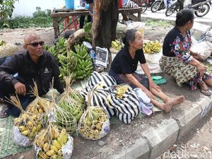 Tunggu Pasar Legi Darurat Rampung, Pedagang Jualan di Bahu Jalan Tunggu Pasar Legi Darurat Rampung, Pedagang Jualan di Bahu Jalan