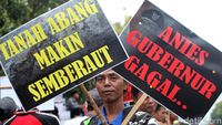 Massa Demo Anies di Depan Balai Kota DKI Jakarta
