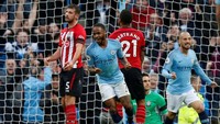 Jelang babak pertama berakhir, Raheem Sterling mencetak gol untuk membawa City unggul 4-1. Foto: Andrew Yates/Reuters