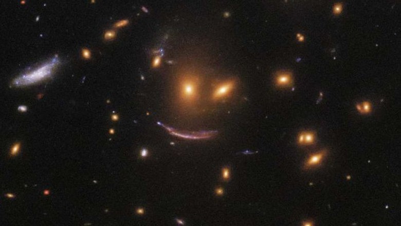 Teleskop Hubble Temukan Wajah Tersenyum di Antara Bintang-bintang Teleskop Hubble Temukan Wajah Tersenyum di Antara Bintang-bintang