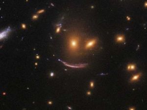 Teleskop Hubble Temukan Wajah Tersenyum di Antara Bintang-bintang Teleskop Hubble Temukan Wajah Tersenyum di Antara Bintang-bintang