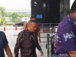 Penuhi Panggilan KPK, Eks Sekretaris MA Bungkam