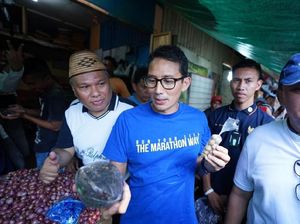Blusukan ke Pasar di Manado, Sandiaga Beli Kemiri dan Gula Jawa