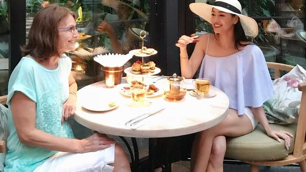 Cantiknya Kerenina Sunny yang Kompak Makan Bareng Sang Ibu