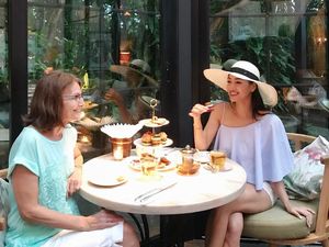 Cantiknya Kerenina Sunny yang Kompak Makan Bareng Sang Ibu