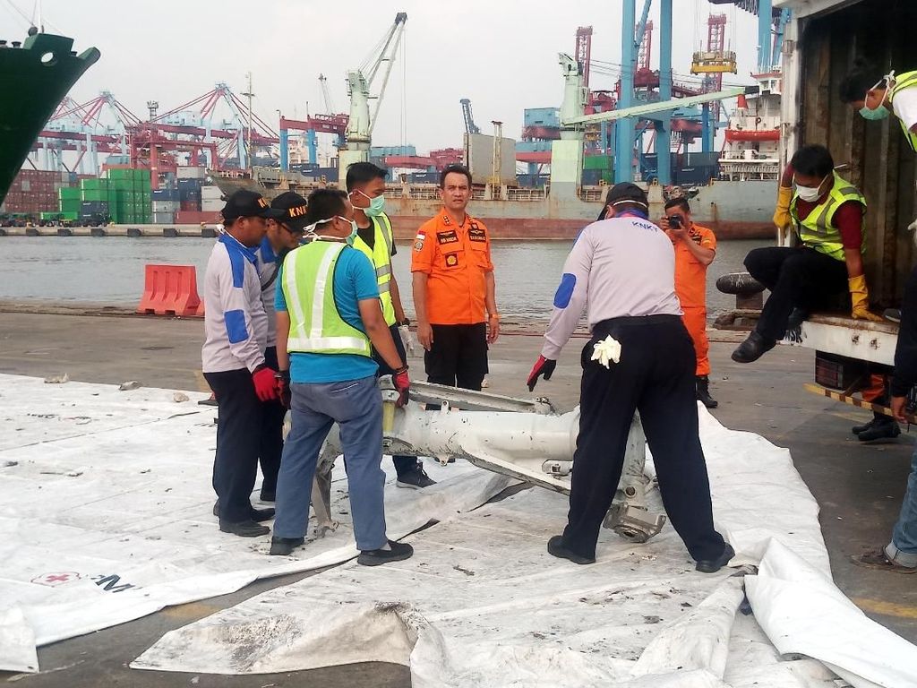 KNKT Bawa As Roda Lion PK-LQP ke Balai Teknologi di Priok KNKT Bawa As Roda Lion PK-LQP ke Balai Teknologi di Priok