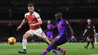 Skhodran Mustafi tampil oke saat Arsenal menghadapi Liverpool. Bek asal Jerman itu melakukan empat tekel dan lima kali memenangi duel udara dalam laga yang berakhir 1-1 di Emirates Stadium itu. (Foto: Michael Regan/Getty Images)