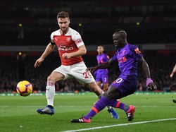 Skhodran Mustafi tampil oke saat Arsenal menghadapi Liverpool. Bek asal Jerman itu melakukan empat tekel dan lima kali memenangi duel udara dalam laga yang berakhir 1-1 di Emirates Stadium itu. (Foto: Michael Regan/Getty Images)
