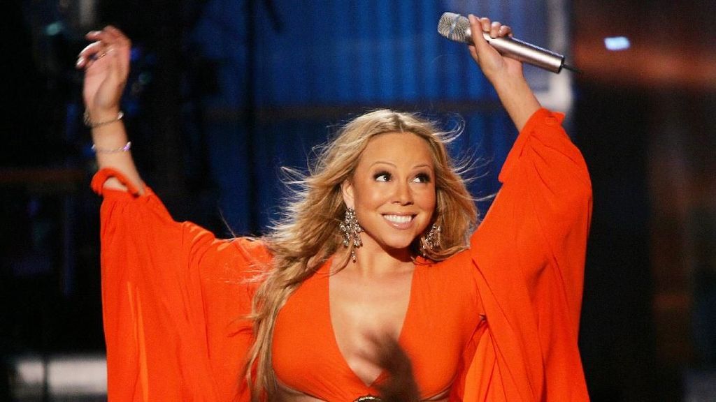 Foto: Mariah Carey Akan Konser di Borobudur, Lihat Lagi Gaya Seksinya